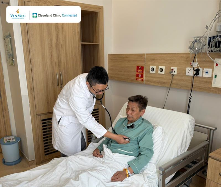 Bác sĩ tại Vinmec Central Park quan tâm, hỏi thăm sức khỏe bệnh nhân sau phẫu thuật.