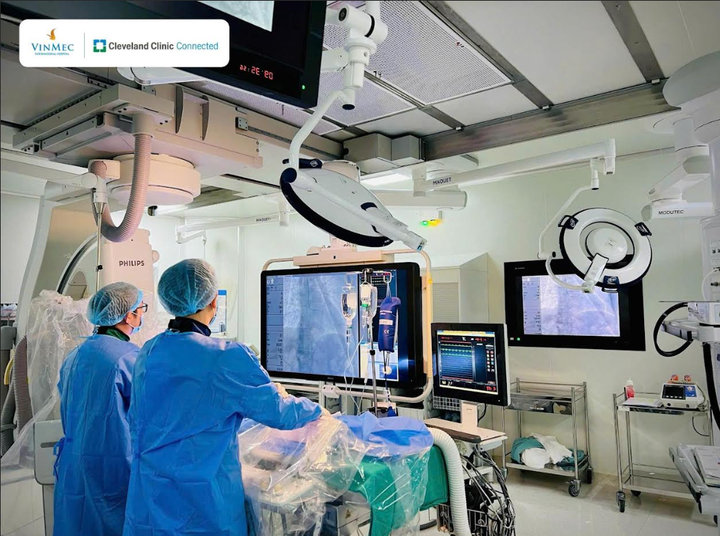 Ekip bác sĩ can thiệp tim mạch tại Vinmec Central Park đang thực hiện đặt stent tái thông mạch vành cho bệnh nhân H.V.C bị nhồi máu cơ tim cấp.