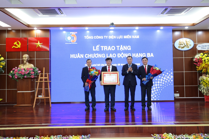 Thừa uỷ quyền Chủ tịch nước, ông Đặng Hoàng An - Bí thư Đảng uỷ, Chủ tịch HĐTV EVN trao tặng Huân chương Lao động hạng Ba cho EVNSPC.