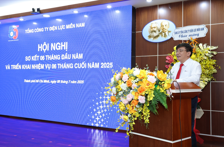 Bí thư Đảng uỷ, Chủ tịch HĐTV EVNSPC Lê Văn Trang tiếp thu chỉ đạo của Chủ tịch HĐTV EVN.