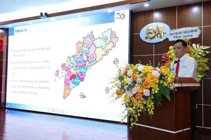 Tổng Giám đốc EVNSPC Nguyễn Phước Đức báo cáo kết quả hoạt động sản xuất kinh doanh trong 6 tháng đầu năm.