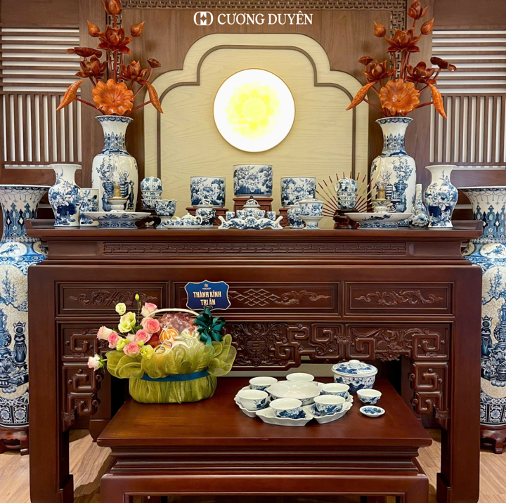 Gốm sứ tâm linh ứng dụng trong gian thờ gia đình. (Ảnh: Gốm sứ Cương Duyên)