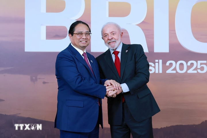 Tổng thống Brazil Lula da Silva đón Thủ tướng Phạm Minh Chính tại Hội nghị thượng đỉnh BRICS mở rộng 2025. (Ảnh: TTXVN)