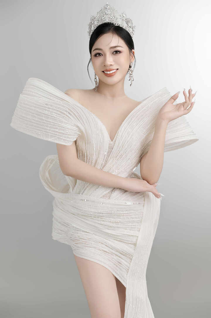 Người đẹp Tô Thị Lý đăng quang ngôi vị Á hậu 2 Mrs Grand Vietnam.
