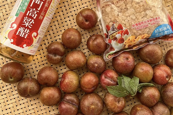 Nguyên liệu làm giấm mận hậu. (Ảnh: Zhong Qian)