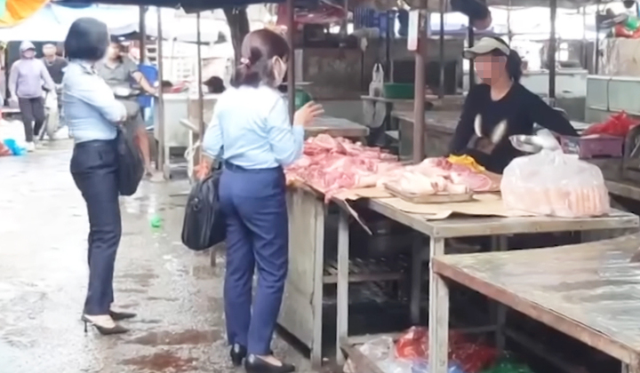 Khi lực lượng chức năng có mặt, từ những túi xúc xích không nhãn mác bày bán công khai đã nhanh chóng trở thành xúc xích "nhà làm để ăn".