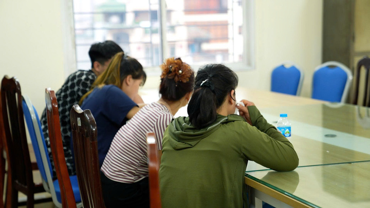 Các đối tượng tại cơ quan công an.