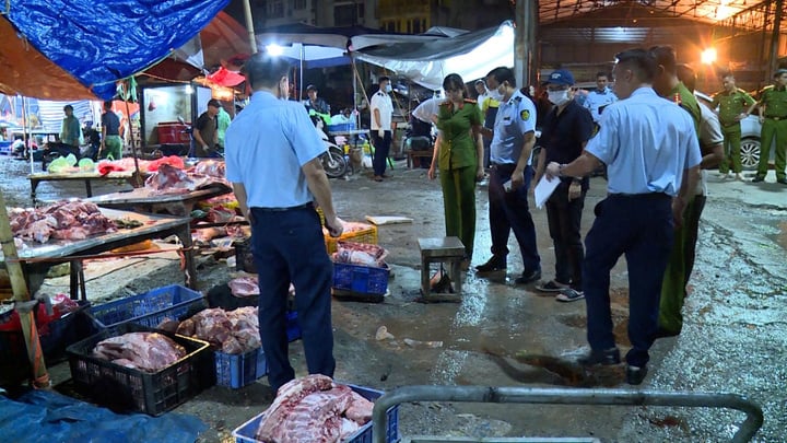 Thịt lợn bệnh trà trộn bán tại các chợ ở Hà Nội.