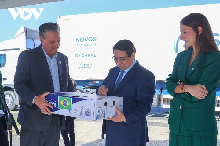 Thủ tướng chứng kiến container thịt bò Brazil đầu tiên xuất khẩu sang Việt Nam.