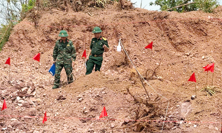 Phát hiện quả bom hơn 100kg còn nguyên kíp nổ trong vườn nhà - 2
