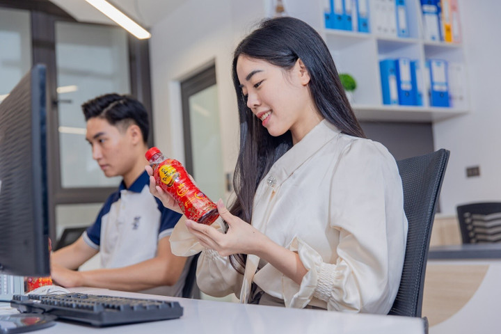 Với tiêu chí 3 Không: Không chất bảo quản, không màu tổng hợp, không hương liệu bổ sung giúp Trà Thanh Nhiệt Dr Thanh được người tiêu dùng tin yêu và sử dụng mỗi ngày.