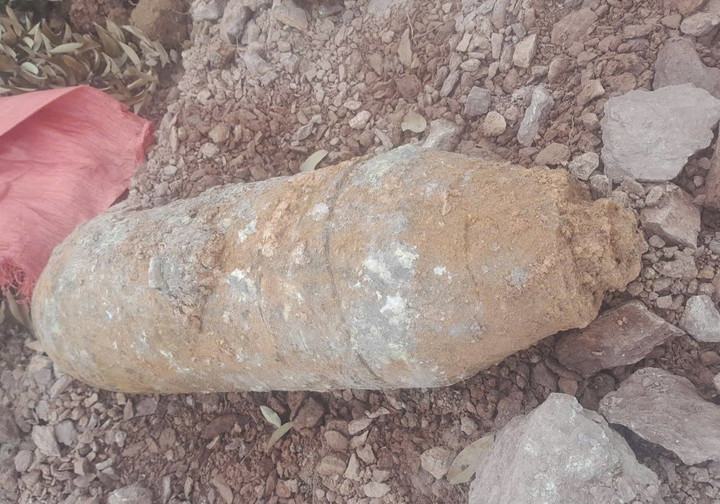 Phát hiện quả bom hơn 100kg còn nguyên kíp nổ trong vườn nhà - 1