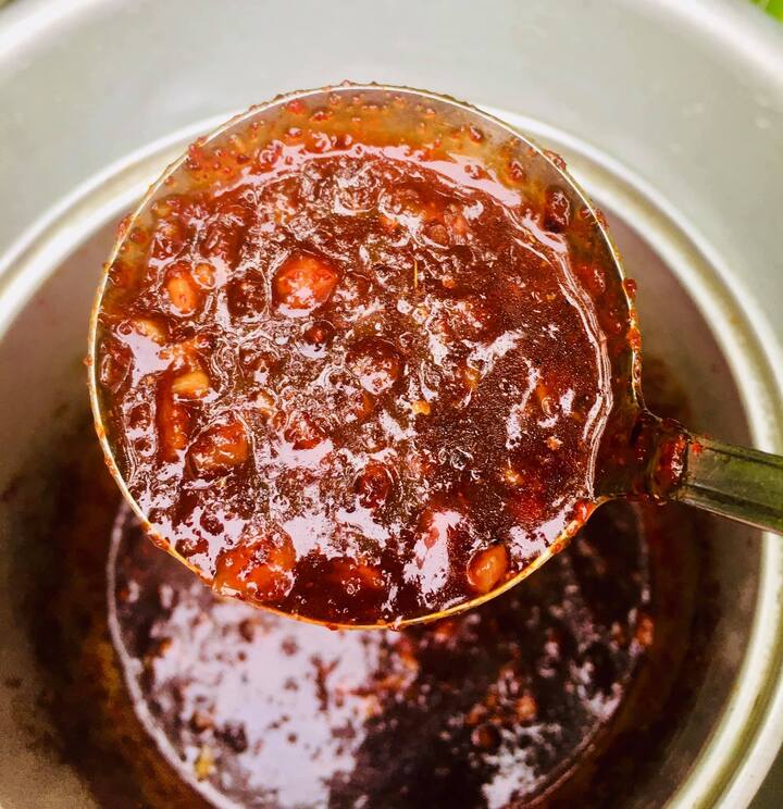 Pha chế nước sốt để trộn chân gà.