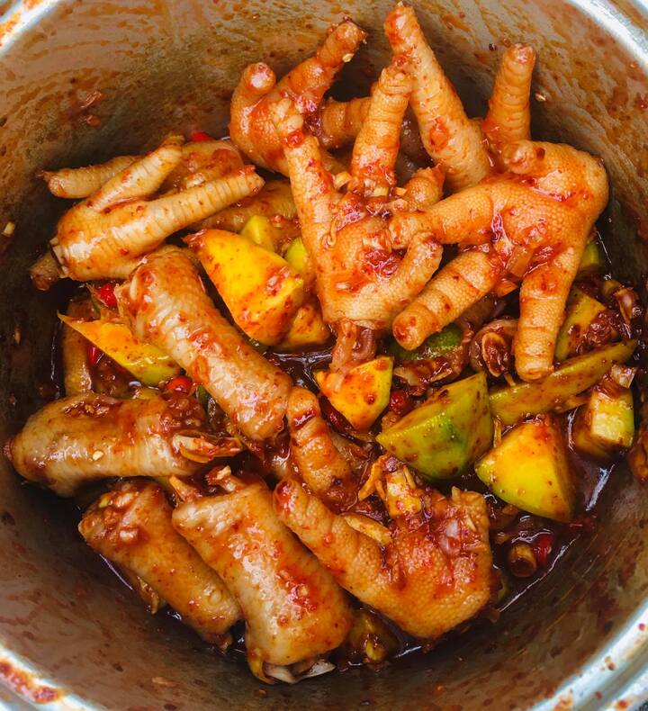 Trộn chân gà, xoài xanh với nước sốt.