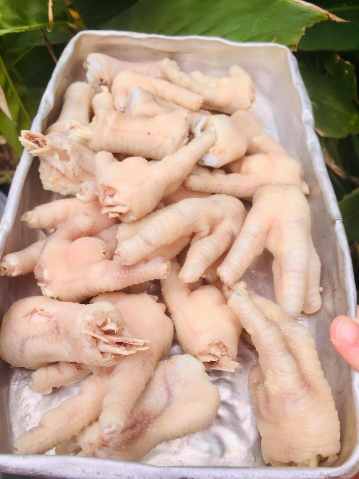 Ngâm trong đá lạnh để chân gà giòn hơn.