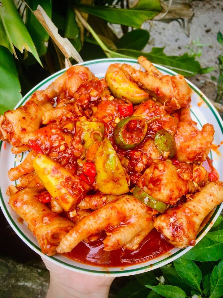 Chân gà sốt Thái là món ăn vặt chua ngọt giòn cay.