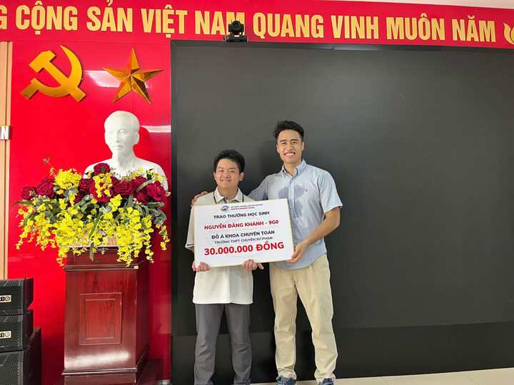 Trường Newton trao thưởng cho 2 học sinh giành Á khoa trường chuyên.