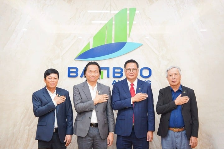 Ông Phạm Ngọc Vịnh - Chủ tịch HĐQT Bamboo Airways (thứ hai từ phải sang).