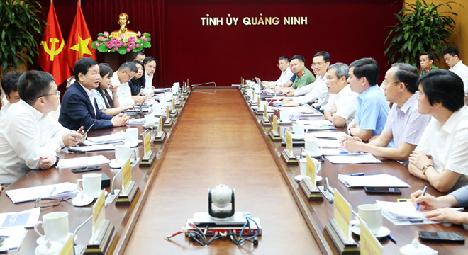 Lãnh đạo tỉnh Quảng Ninh và Tập đoàn FPT thống nhất việc ký kết hợp tác chiến lược để thúc đẩy khoa học công nghệ, chuyển đổi số trong thời gian tới. (Ảnh: Thu Chung)