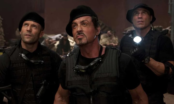 Randy Couture (bên phải) trong một cảnh quay cùng Jason Statham và Sylvester Stallone.