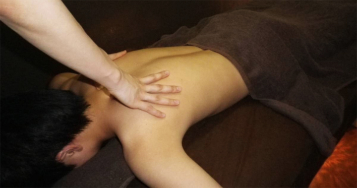 Không ít người phải đi cấp cứu sau khi massage cổ vai gáy do dùng lực quá mạnh.