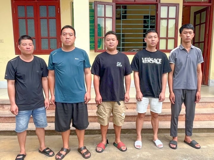 Nhóm người liên quan trong vụ việc. (Ảnh: Trung Dũng)
