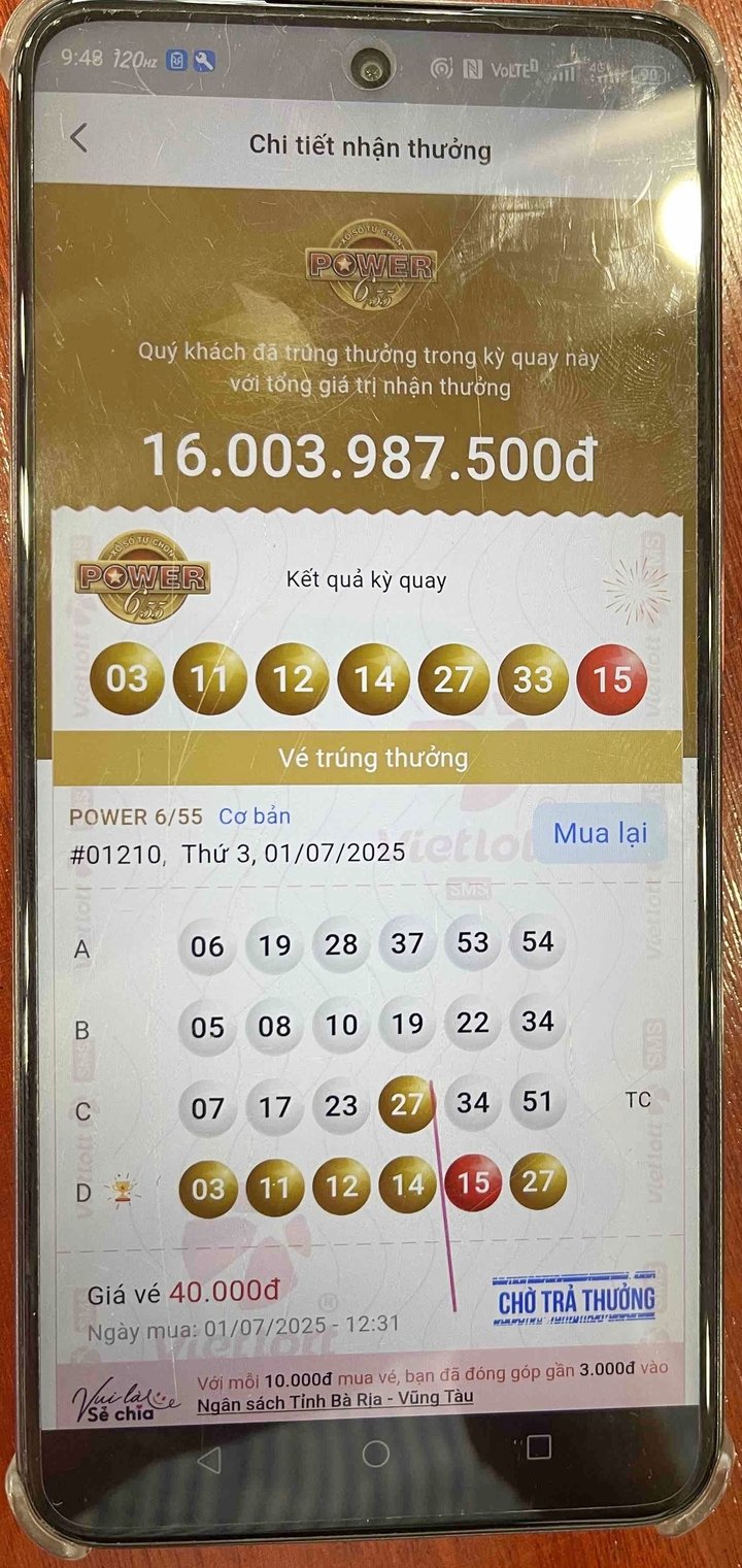 Anh T. mua 4 vé và có 1 vé may mắn trúng Jackpot 2. (Ảnh: Đại Việt)