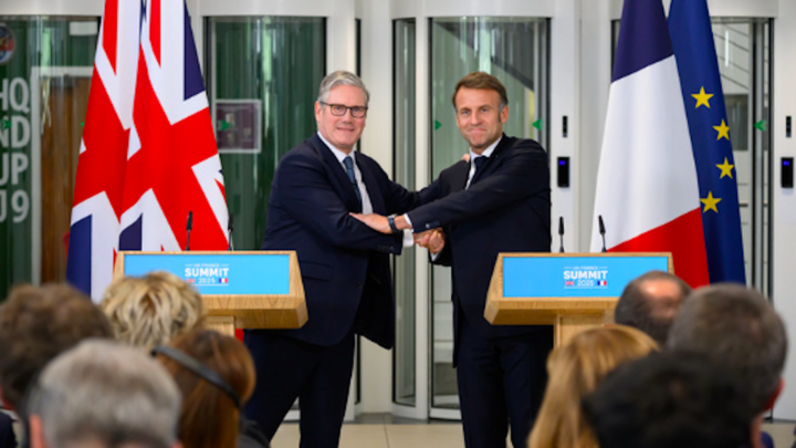 Thủ tướng Anh Keir Starmer và Tổng thống Pháp Emmanuel Macron bắt tay nhau trong buổi họp báo ngày 10/7 tại London, Anh. (Ảnh: Getty)