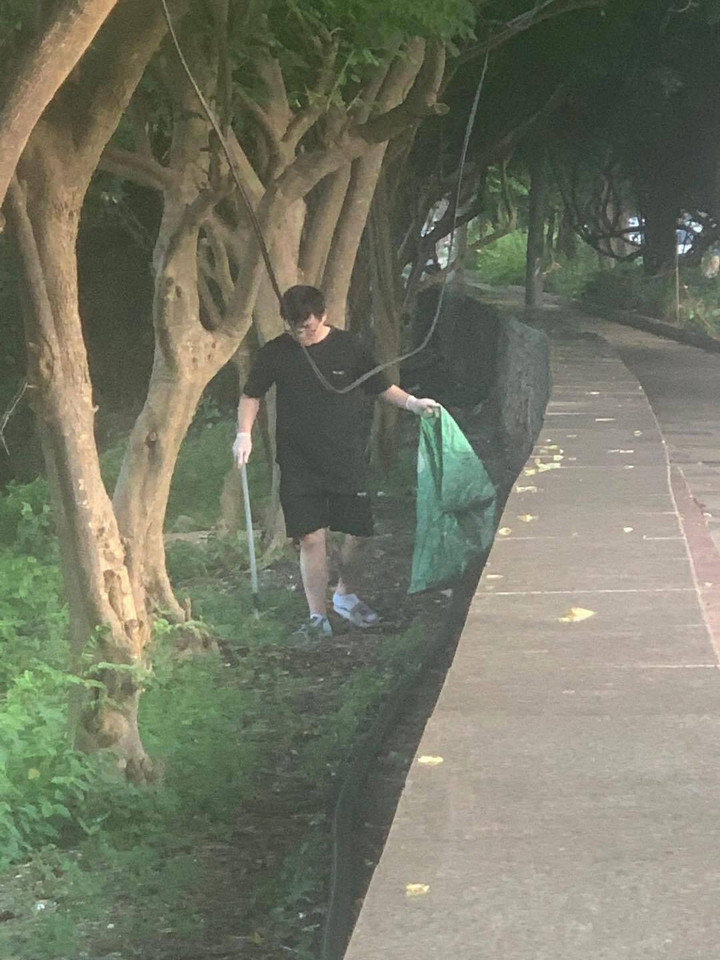 Chàng trai nhặt rác ở công viên ven biển Vũng Tàu, TP.HCM. (Ảnh: Page Bà Rịa Vũng Tàu)