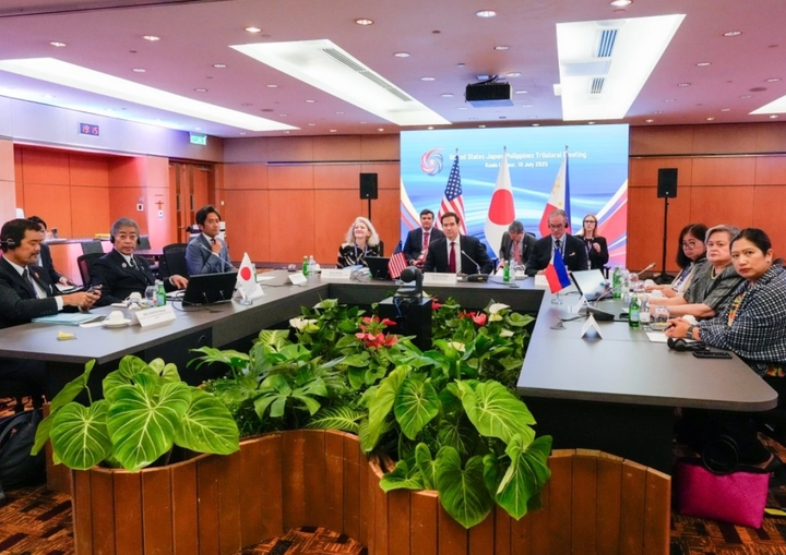 Cuộc họp Bộ trưởng Ngoại giao Mỹ - Nhật Bản - Philippines tại Malaysia. (Ảnh: Bộ Ngoại giao Nhật Bản)
