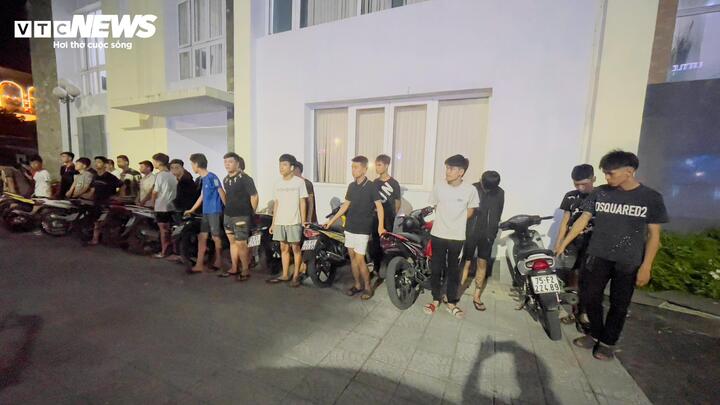 Nhóm thanh niên côn đồ bị triệu tập đến cơ quan Công an để làm việc, lập biên bản xử lý. (Ảnh: Hồng Nhung)