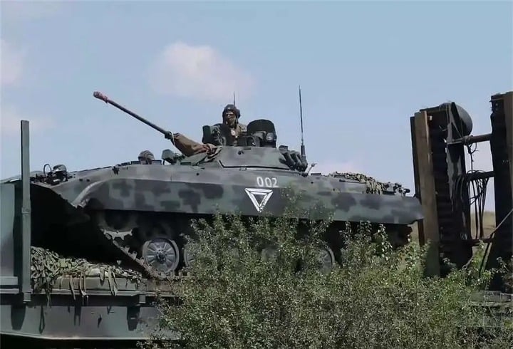 Đoàn tàu bọc thép của Nga được bảo vệ bởi xe chiến đấu bộ binh BMP-2 IFV. (Ảnh Bộ Quốc phòng Nga)