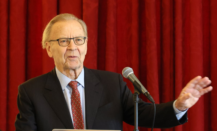 Giáo sư Thomas E. Patterson.