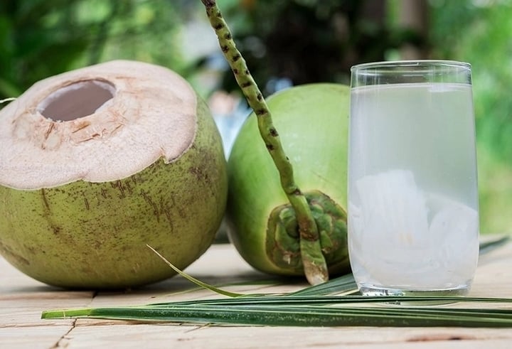 Nhiều người chọn nước dừa để giải nhiệt mùa nắng nóng nhưng nếu uống quá nhiều có thể gây hại cho sức khỏe. (Ảnh minh hoạ)