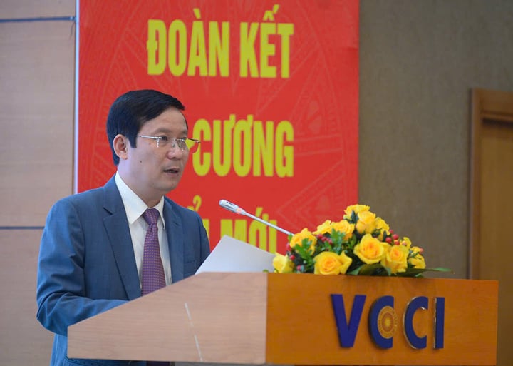 Ông Phạm Tấn Công phát biểu tại diễn đàn về logistics xanh tổ chức chiều 11/7.
