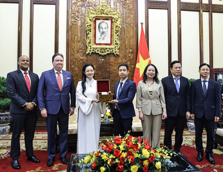 Phó Chủ tịch nước Võ Thị Ánh Xuân chứng kiến bà Amanda Nguyễn bàn giao lại các hạt sen giống của Việt Nam đã tiếp nhận từ Trung tâm Vũ trụ Việt Nam (VNSC)