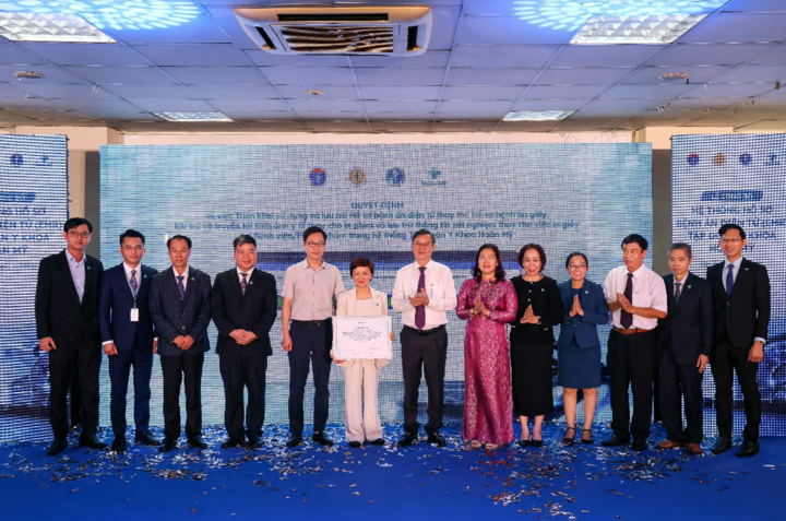 Đại diện Bộ Y tế trao quyết định triển khai sử dụng và lưu trữ hồ sơ Bệnh án điện tử cho Tập đoàn y khoa Hoàn Mỹ.