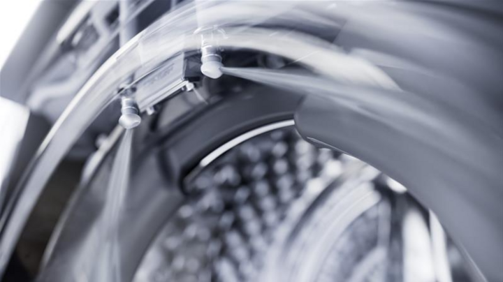 Tính năng Auto Gasket Clean tự động vệ sinh gioăng cửa với 2 vòi phun mạnh mẽ, rửa sạch mọi xơ vải và cặn bẩn trên gioăng cửa sau mỗi lần giặt.