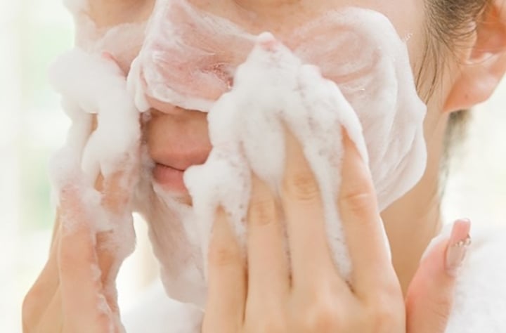 Sữa rửa mặt bị yêu cầu thu hồi toàn quốc do chứa hai chất bảo quản không khai báo trong công thức đã công bố với cơ quan chức năng. (Ảnh minh hoạ)