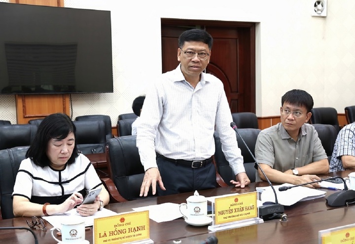 Thứ trưởng Bộ Xây dựng Nguyễn Xuân Sang phát biểu tại buổi làm việc.