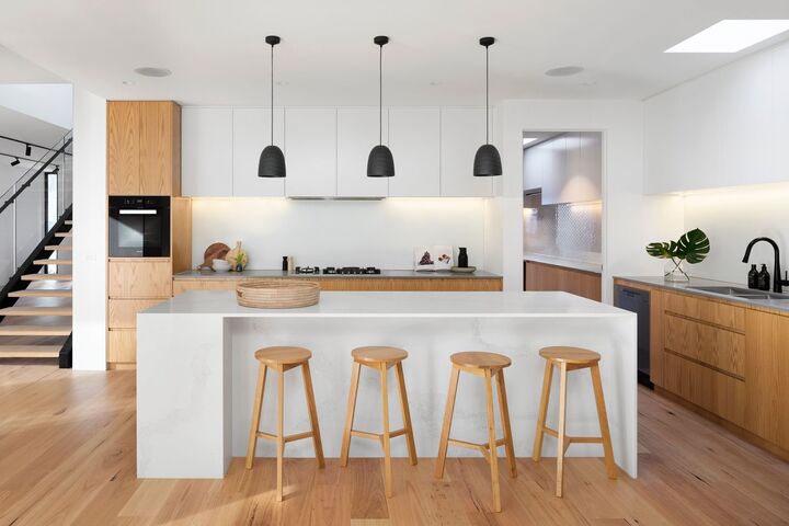 Đặt khu nấu nướng bếp ở vị trí trung tâm ngôi nhà được coi là một dấu hiệu nhà bếp phạm phong thủy. (Ảnh: The spruce)