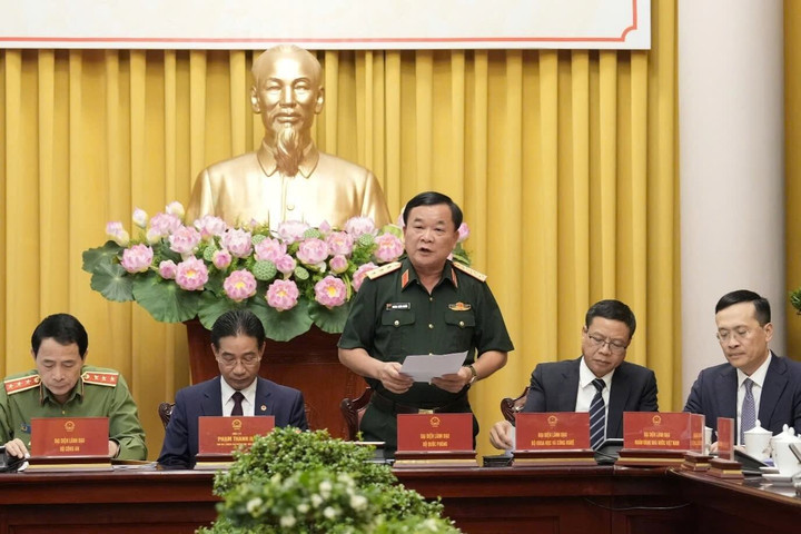 Thượng tướng Hoàng Xuân Chiến, Thứ trưởng Bộ Quốc phòng trả lời tại họp báo.