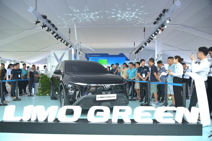 VinFast Limo Green khiến khách Việt mê mẩn tại sự kiện 'Thu xăng - Đổi điện' - 1