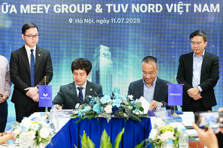 Lãnh đạo hai bên đặt bút ký hợp tác chiến lược.