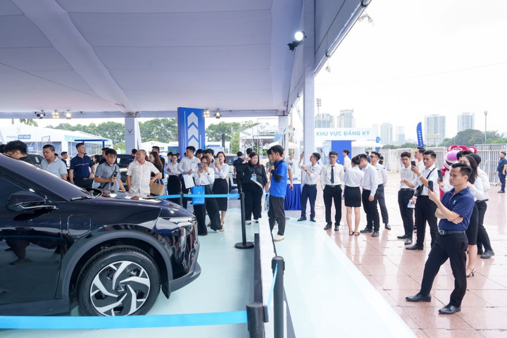 VinFast Limo Green khiến khách Việt mê mẩn tại sự kiện 'Thu xăng - Đổi điện' - 2