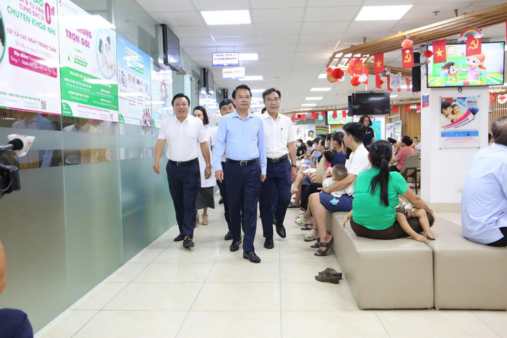 Ông Đặng Xuân Phong, Bí thư Tỉnh ủy Phú Thọ (đi giữa), cùng đoàn công tác của tỉnh đi thăm các khoa, phòng tại Bệnh viện Sản Nhi tỉnh Phú Thọ.