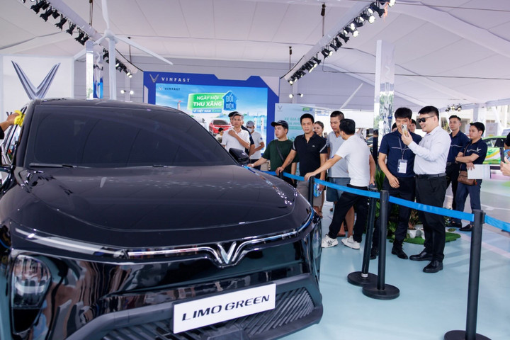 VinFast Limo Green khiến khách Việt mê mẩn tại sự kiện 'Thu xăng - Đổi điện' - 3