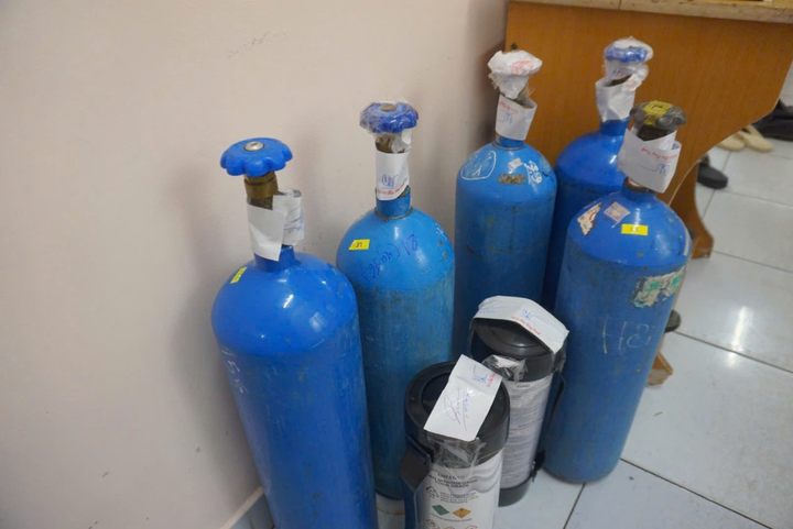 Tang vật các bình khí N2O thu giữ tại 1 tụ điểm ăn chơi. (Ảnh: CACC)