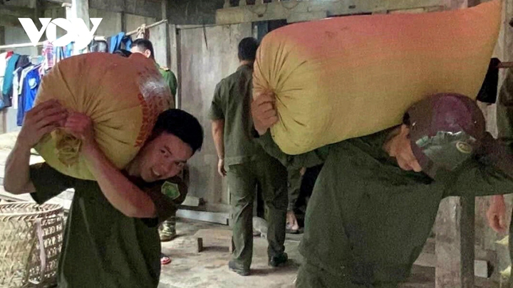 Lực lượng an ninh cơ sở giúp dân sơ tán tài sản.