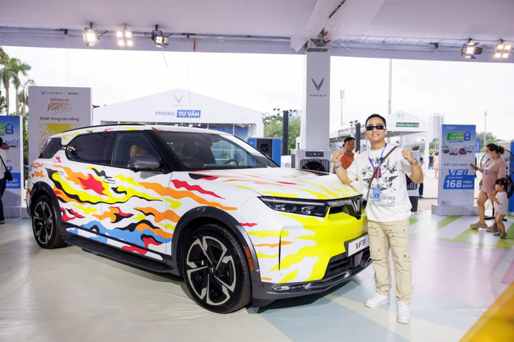 VinFast Limo Green khiến khách Việt mê mẩn tại sự kiện 'Thu xăng - Đổi điện' - 5